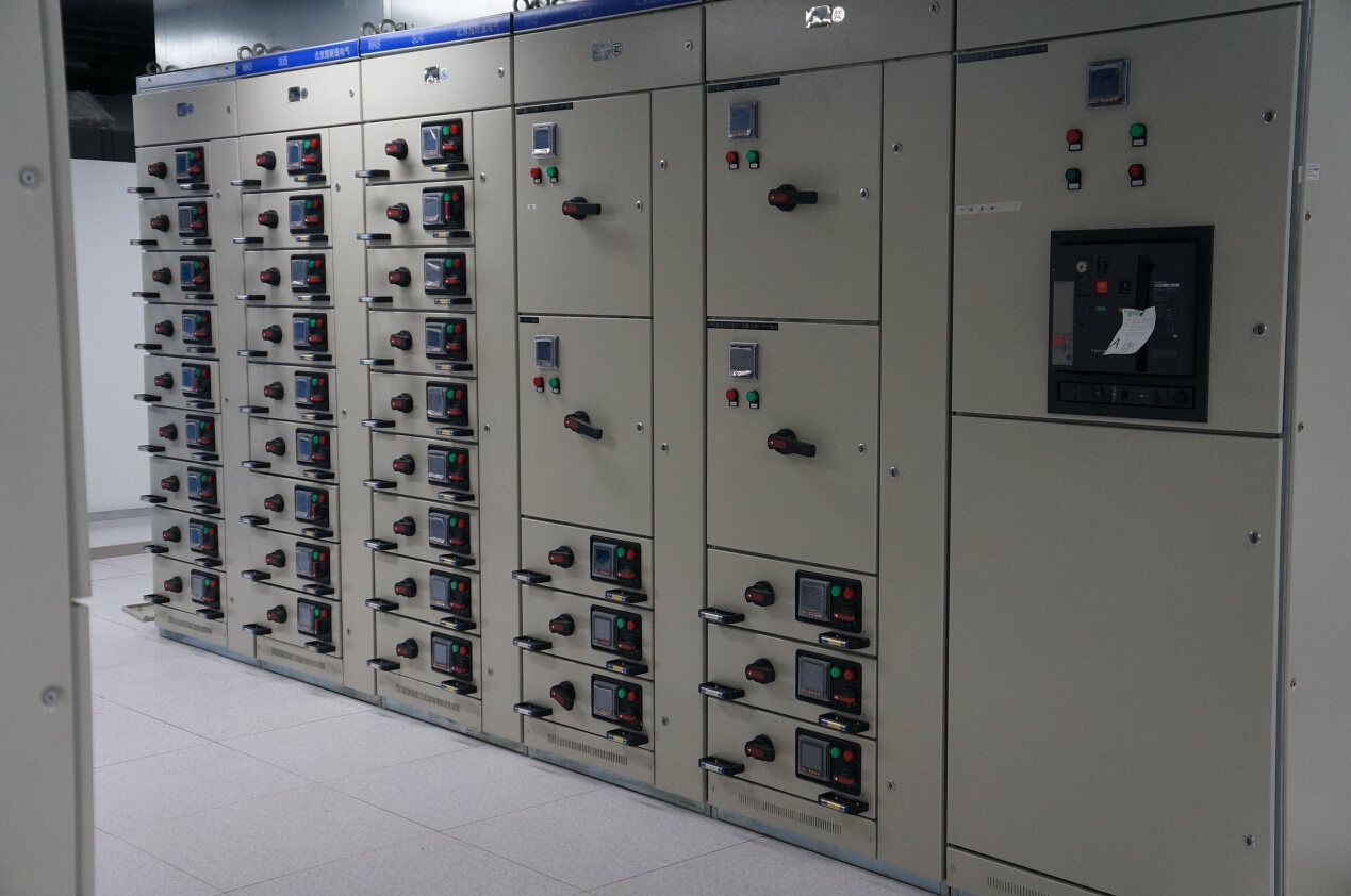 采用雙路市電、UPS、確保機房設(shè)備穩(wěn)定運行
